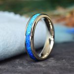 14K FEHÉR ARANY KARIKAGYŰRŰ -  SÖTÉTKÉK ÉS VILÁGOSKÉK OPÁL BERAKÁSSAL