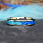 14K FEHÉR ARANY KARIKAGYŰRŰ -  SÖTÉTKÉK ÉS VILÁGOSKÉK OPÁL BERAKÁSSAL