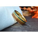 18K SÁRGA ARANY KARIKAGYŰRŰ -  ARANYOZOTT GITÁRHÚR, SÖTÉTZÖLD OPÁL ÉS FEKETE DIÓFA BERAKÁSSAL