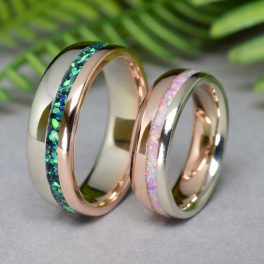   14K FEHÉR ÉS ROZÉ ARANY KARIKAGYŰRŰ PÁR - ZÖLD ÉS RÓZSASZÍN OPÁL BERAKÁSSAL
