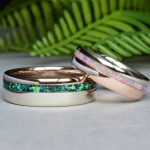 14K FEHÉR ÉS ROZÉ ARANY KARIKAGYŰRŰ PÁR - ZÖLD ÉS RÓZSASZÍN OPÁL BERAKÁSSAL