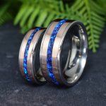 TITÁN ÉS 14K ROZÉARANY KARIKAGYŰRŰ PÁR - KÉK OPÁL ÉS NAPKŐ KEVERÉKÉVEL 