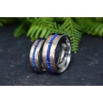 TITÁN ÉS 14K ROZÉARANY KARIKAGYŰRŰ PÁR - KÉK OPÁL ÉS NAPKŐ KEVERÉKÉVEL 