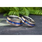 TITÁN ÉS 14K ROZÉARANY KARIKAGYŰRŰ PÁR - KÉK OPÁL ÉS NAPKŐ KEVERÉKÉVEL 