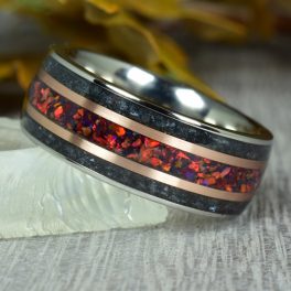   Titán gyűrű, 14 karátos vörös arany, antimonit kristály, fekete és vörös opál berakással, 7 mm
