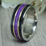 Titán gyűrű, 14 karátos sárga arannyal, antimonit kristály, fekete turmalin és ametiszt berakással, 8 MM