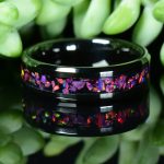 Fekete kerámia gyűrű, fekete turmalin és orchidea opál berakással, 6 mm