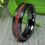 Fekete kerámia gyűrű, antimonit kristályokkal és vörös opál berakással, 6 mm