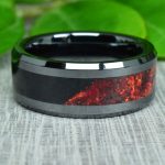 Fekete kerámia gyűrű, obszidián és vörös opál berakással, 8 mm