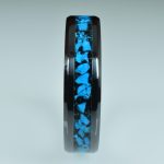 Fekete kerámia gyűrű, fekete turmalin és türkiz berakással, 6 mm