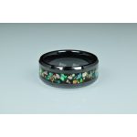 Fekete kerámia gyűrű, obszidián dinoszaurusz fog és zöld opál berakással, 8 mm