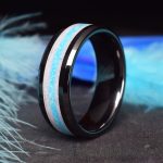 FEKETE KERÁMIA GYŰRŰ, TÜRKIZ ÉS HÓFEHÉR OPÁL BERAKÁSSAL, 8 MM