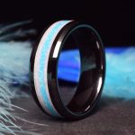 FEKETE KERÁMIA GYŰRŰ, TÜRKIZ ÉS HÓFEHÉR OPÁL BERAKÁSSAL, 8 MM