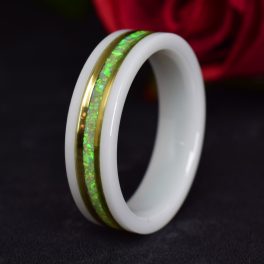   Fehér kerámia gyűrű 14 karátos sárga arany és zöld opál berakással