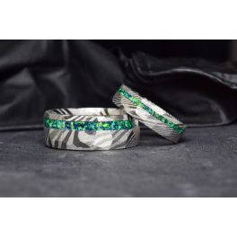   FAZETTÁLT DAMASZKUSZI ACÉL GYŰRŰPÁR, ZÖLD OPÁL BERAKÁSSAL