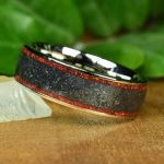 Nemesacél gyűrű, antimonit kristály és vörös opál berakással, 7 mm