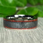 Nemesacél gyűrű, antimonit kristály és vörös opál berakással, 7 mm