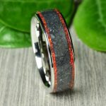 Nemesacél gyűrű, antimonit kristály és vörös opál berakással, 7 mm