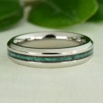 Nemesacél gyűrű, antimonit kristály és malachit berakással, 4 mm