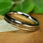 Nemesacél gyűrű, antimonit kristály és dinoszaurusz fog berakással, 4 mm