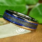 Nemesacél gyűrű, antimonit kristály és lapis lazuli berakással, 6 mm