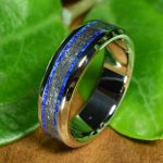 Nemesacél gyűrű, antimonit kristály és lapis lazuli berakással, 6 mm