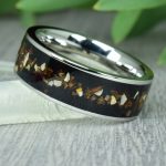 Nemesacél gyűrű, fekete turmalin és kubai szivar és dinoszaurusz fog berakással, 7 mm