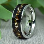 Nemesacél gyűrű, fekete turmalin és kubai szivar és dinoszaurusz fog berakással, 7 mm