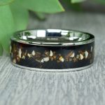 Nemesacél gyűrű, fekete turmalin és kubai szivar és dinoszaurusz fog berakással, 7 mm