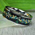 Nemesacél gyűrű, fekete turmalin, dinoszaurusz fog és zöld opál berakással, 7 mm