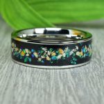 Nemesacél gyűrű, fekete turmalin, dinoszaurusz fog és zöld opál berakással, 7 mm