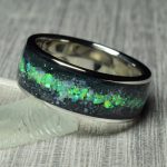 Nemesacél gyűrű, antimonit kristály, fehér korall és zöld opál berakással, 8 mm