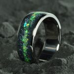 Nemesacél gyűrű, antimonit kristály, fehér korall és zöld opál berakással, 8 mm