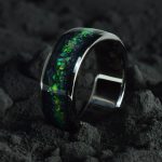 Nemesacél gyűrű, antimonit kristály, fehér korall és zöld opál berakással, 8 mm