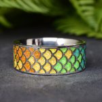 NEMESACÉL KARIKAGYŰRŰ, SZÍNÁTMENETES OPÁL PIKKELY MINTÁZATTAL - 2*