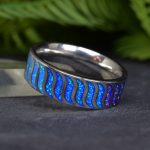 NEMESACÉL KARIKAGYŰRŰ, SZÍNÁTMENETES OPÁL HULLÁM MINTÁZATTAL