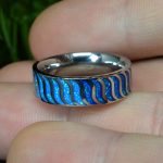 NEMESACÉL KARIKAGYŰRŰ, SZÍNÁTMENETES OPÁL HULLÁM MINTÁZATTAL