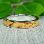 Nemesacél gyűrű, stabilizált nyírfa berakással