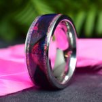 Nemesacél karikagyűrű orchidea opál és kék&lila színezetű nyírfa berakással