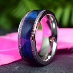 Nemesacél karikagyűrű orchidea opál és kék&lila színezetű nyírfa berakással