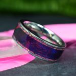 Nemesacél karikagyűrű orchidea opál és kék&lila színezetű nyírfa berakással