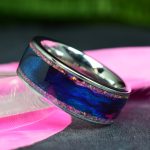 Nemesacél karikagyűrű orchidea opál és kék&lila színezetű nyírfa berakással