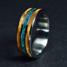   Titán karikagyűrű, karéliai nyírfa és sötétzöld opál berakással