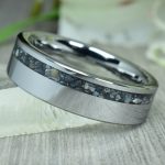 Wolfram-karbid gyűrű, antimonit kristály és igazgyöngy berakással