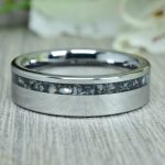 Wolfram-karbid gyűrű, antimonit kristály és igazgyöngy berakással