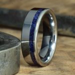 Wolfram-karbid gyűrű, kék napkő (Goldstone) berakással